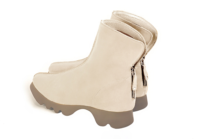 Champagne beige women's ankle boots with a zip at the back. Round toe. Flat rubber soles. Rear view - Florence KOOIJMAN